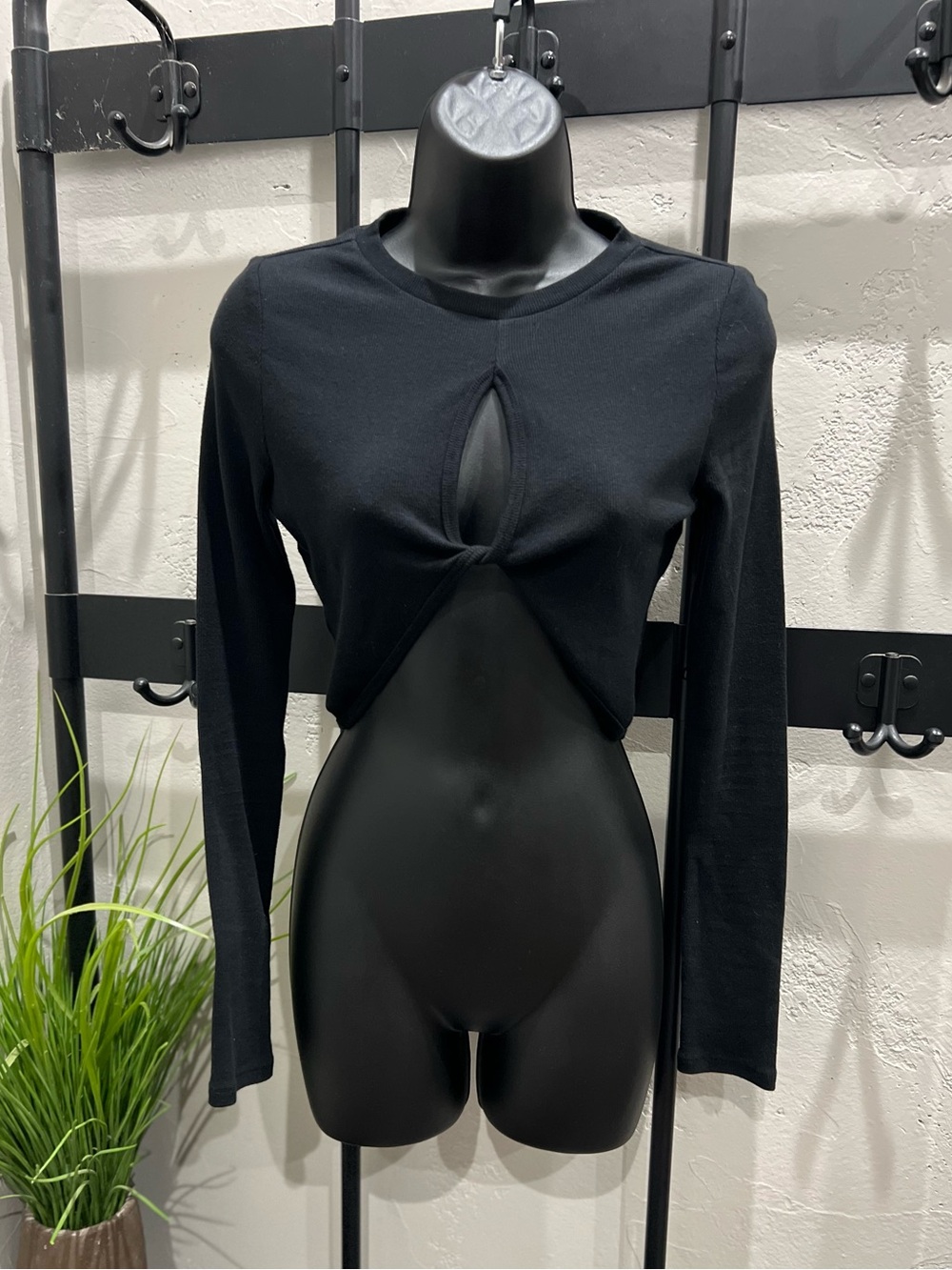 Aeropostale Black Long-Sleeve Twist Front Crop Top Size Small